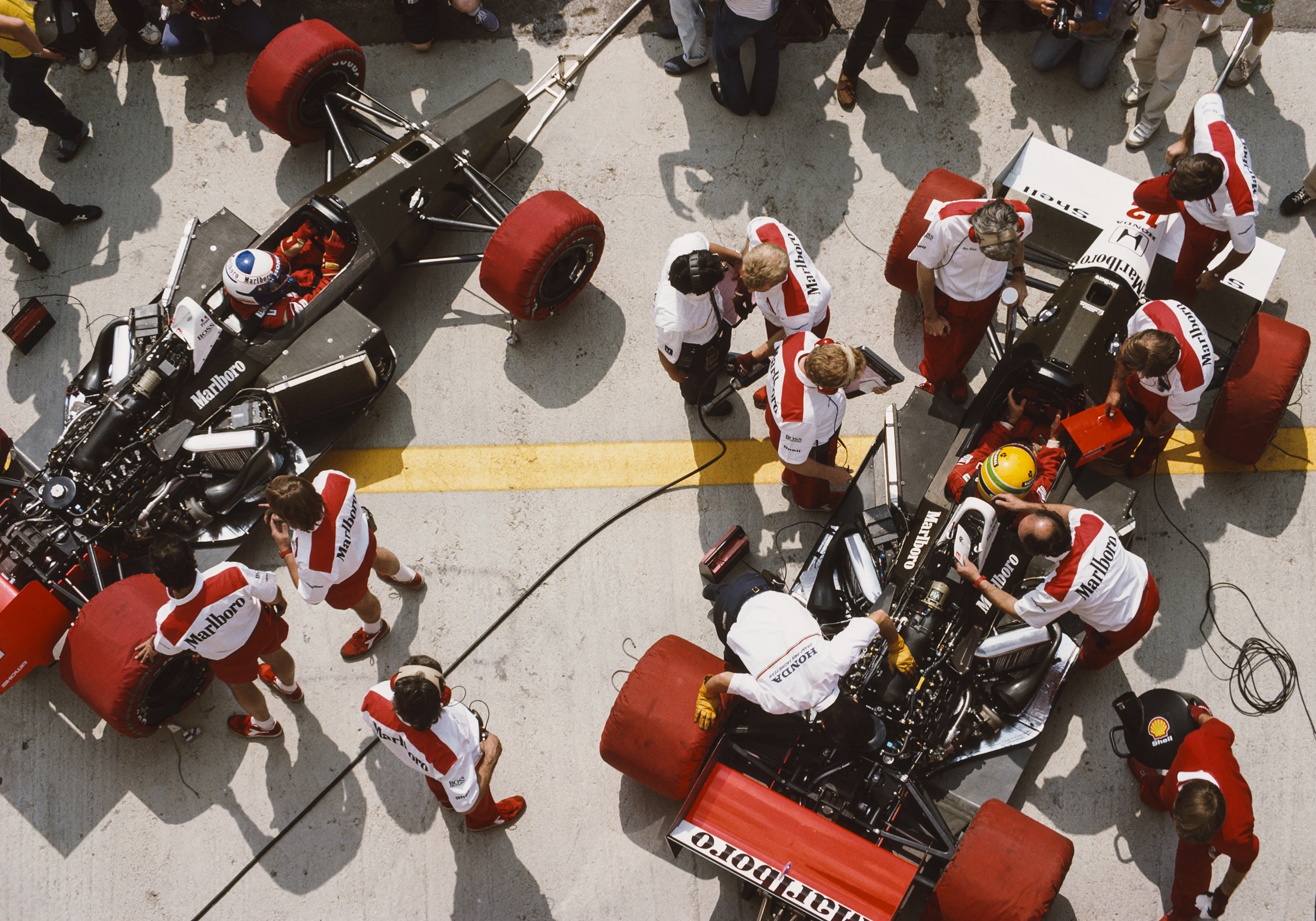 Cheers to Senna: Team Prepping the McLaren Honda MP4-4 at Hungaroring 1988 [3000x2099]