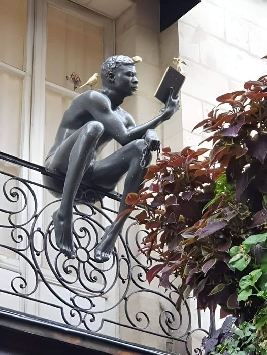 Discover 'Le Lecteur' - A Stunning Sculpture on the Balcony of the Library in Nantes, France by Artist Remi Coudrain