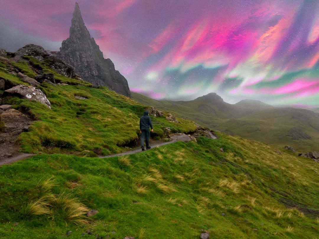 Stunning Aurora Borealis Over Iceland's Reykjanes Peninsula