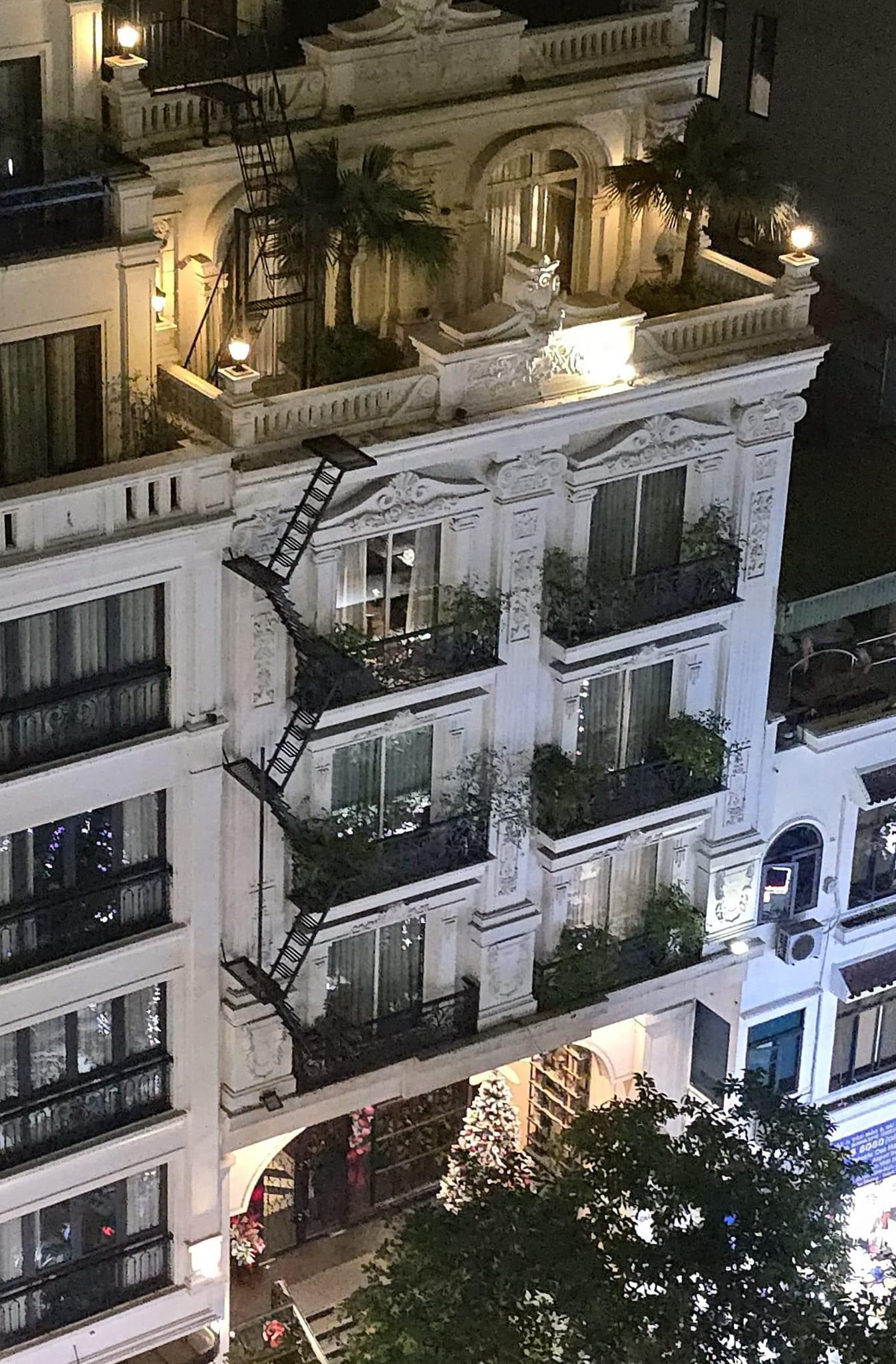 Scaling the Heights: A Harrowing Fire Escape in Hanoi