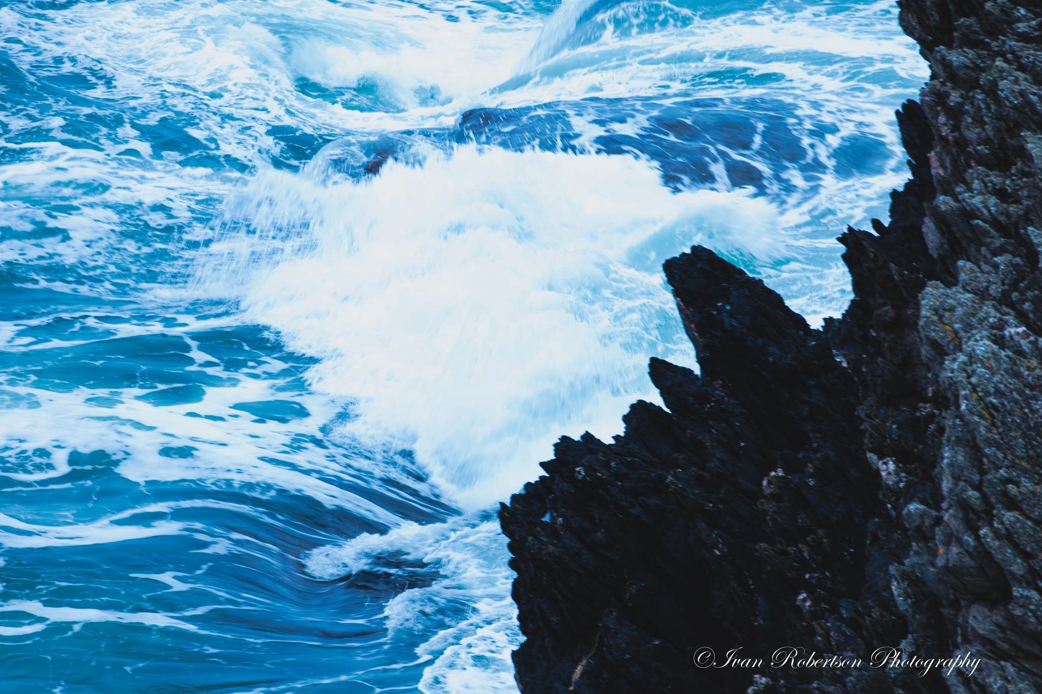 Nature's Beauty: Waves and Rocks in Harmony