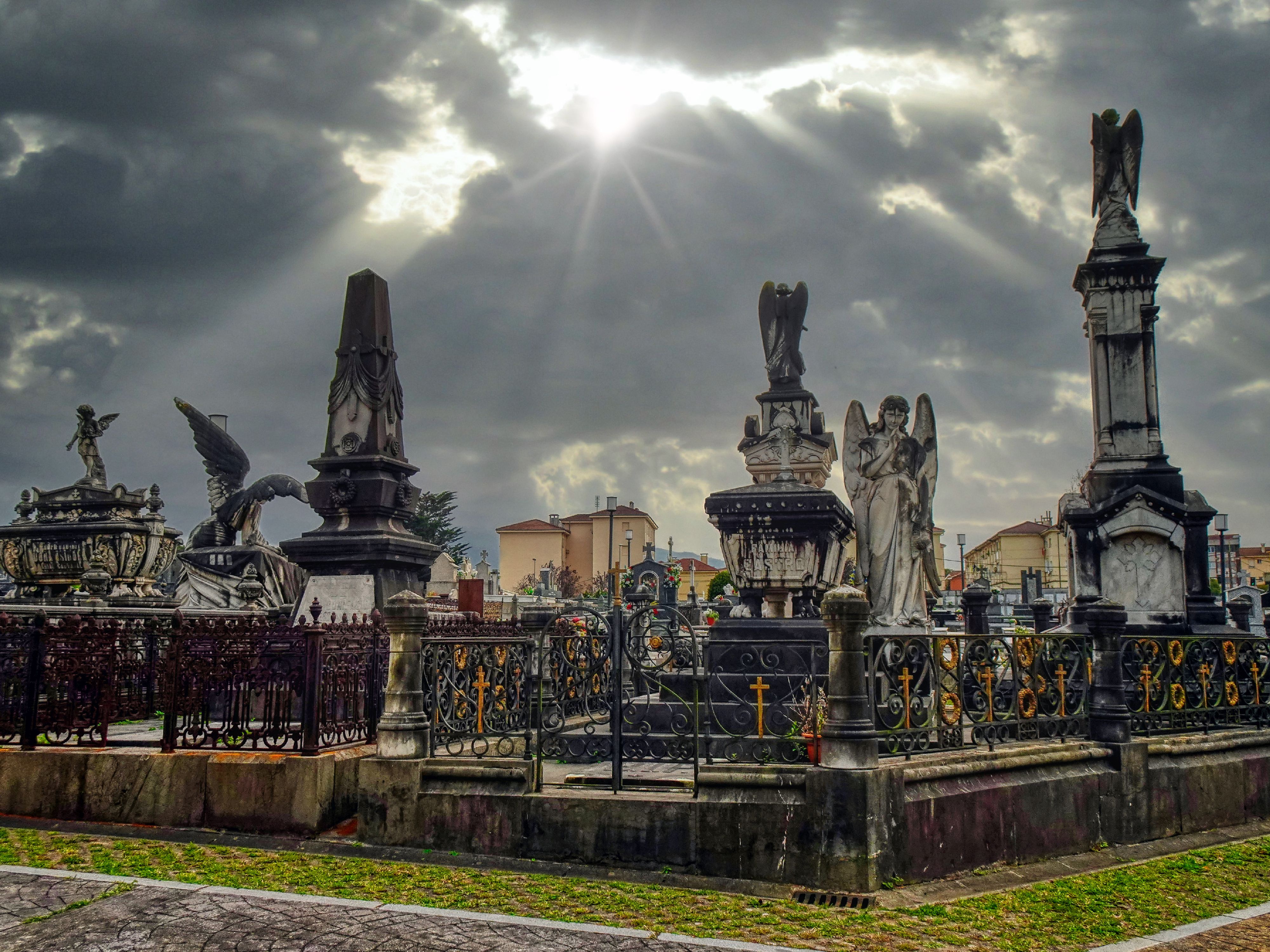 Avilés - A detailed look at the cemetery in Carriona - Asturias