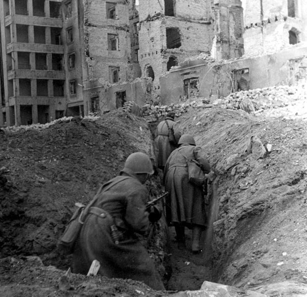 Soviet Soldiers Navigating the Trenches of Stalingrad in 1942