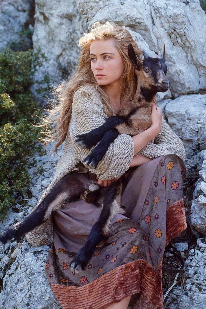 Emmanuelle Béart: A Glimpse into 1986's Iconic Cinema
