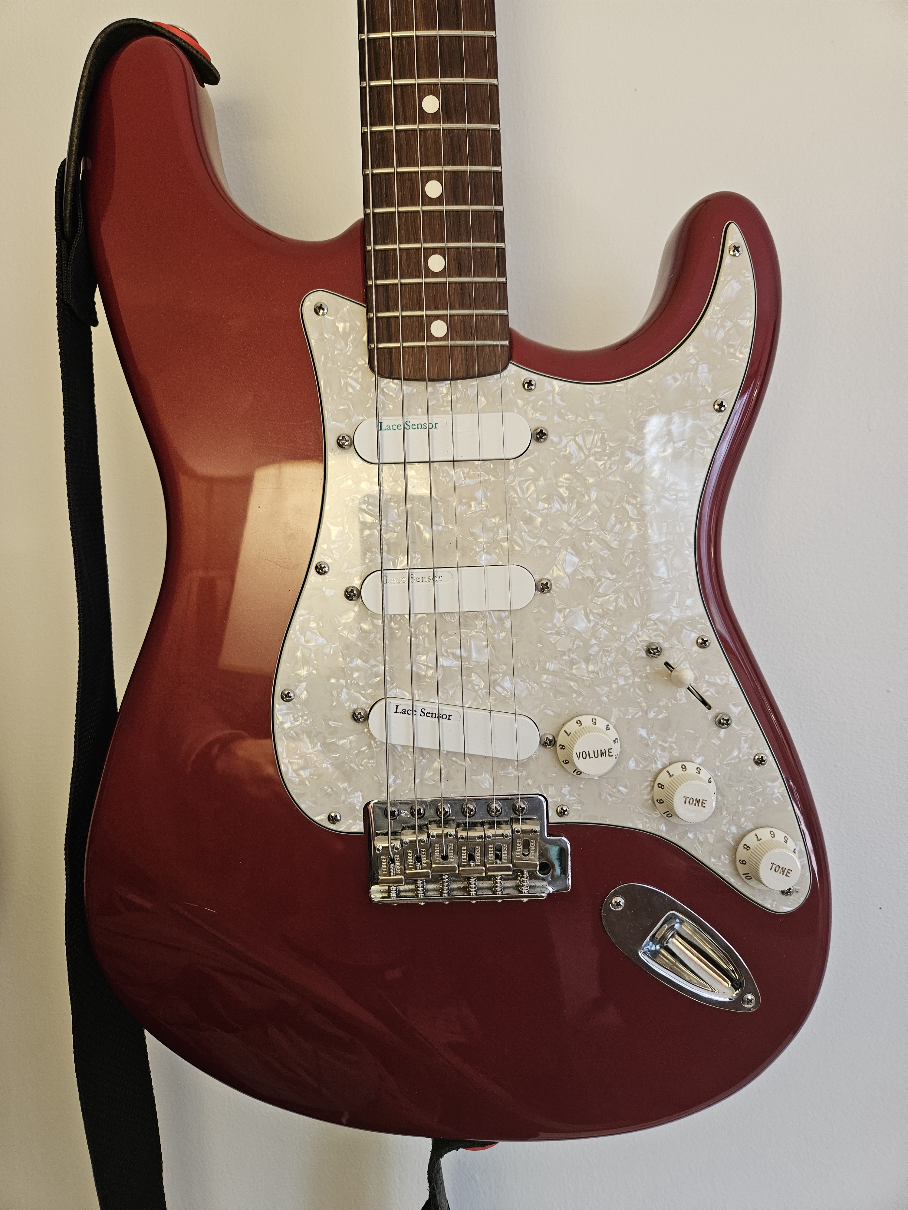 Elegant White Lace Pickups for a Touch of Class
