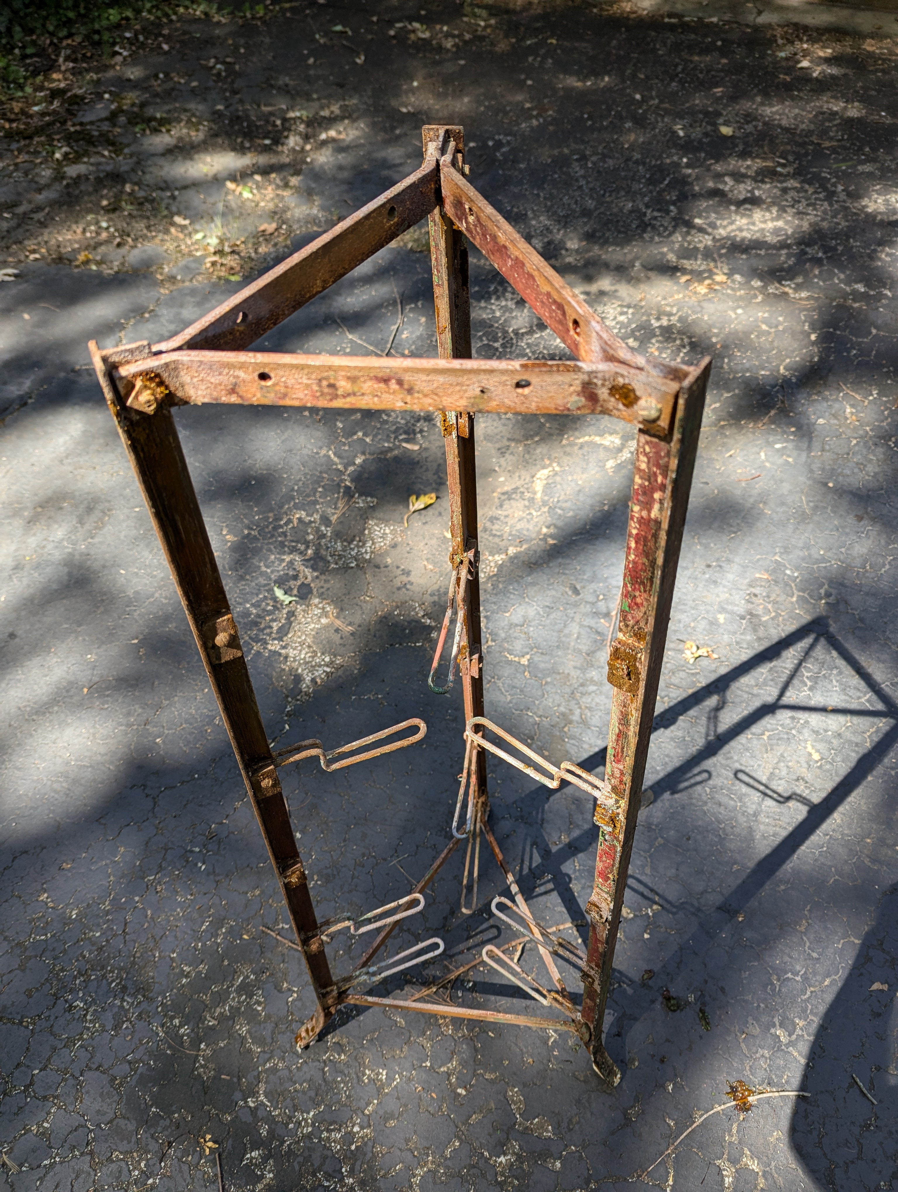 Creative Dutch Oven Display: A Store Stand Showcase