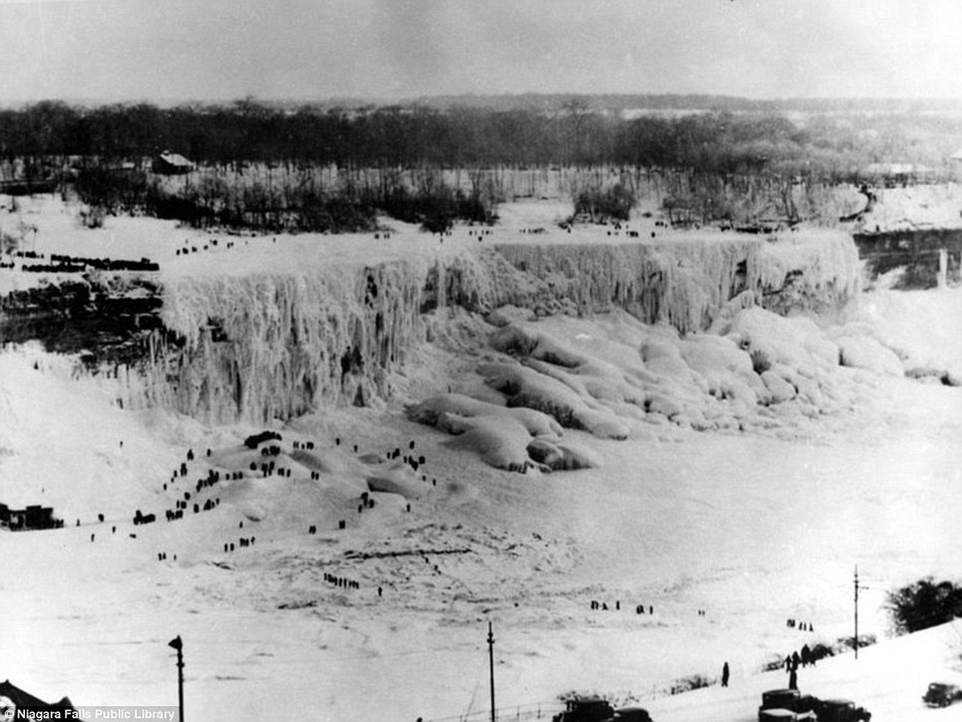 The Unbelievable Moment When Niagara Falls Completely Froze in 1911