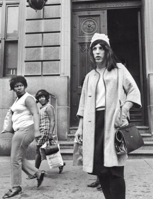 A Bold Undercover Operation: Policeman Disguises as Woman in 1969 Brooklyn to Tackle Crime
