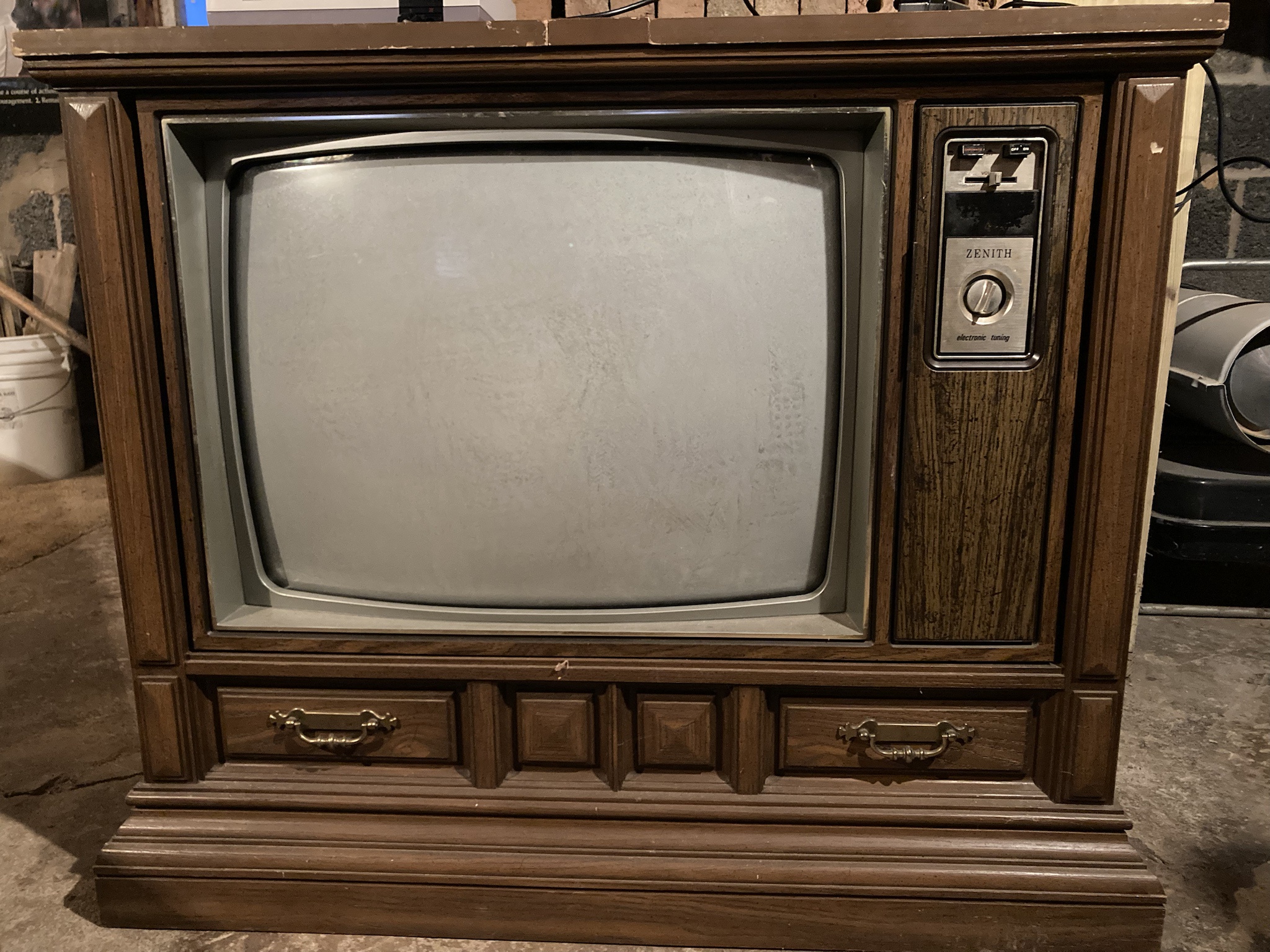 Throwback to the Zenith 25-Inch CRT TV: A Retro Gem from June '81