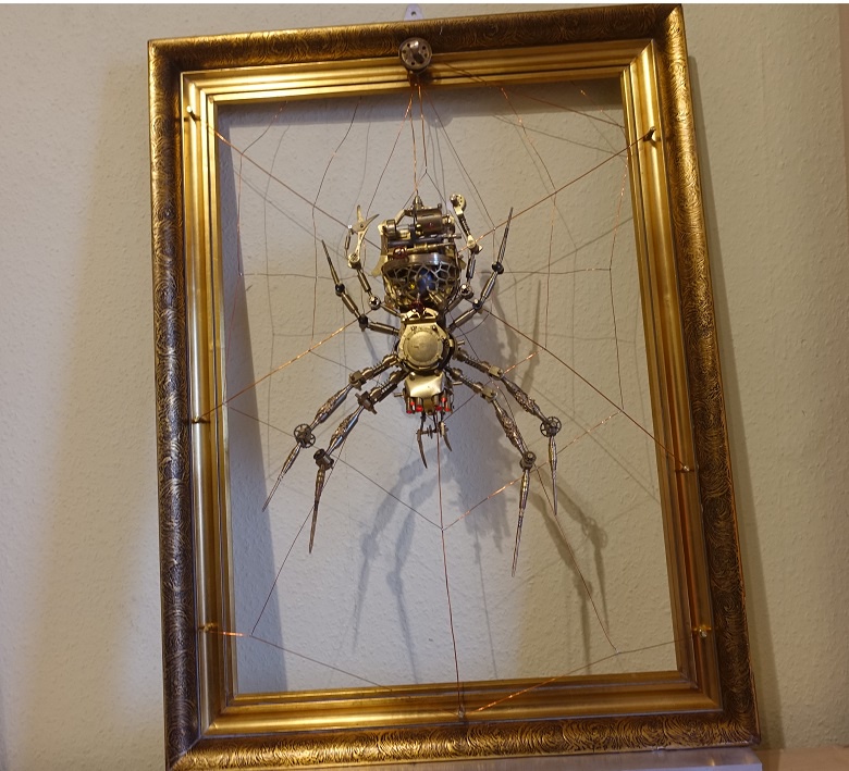 Incredible 45cm Metal Spider Sculpture: A 350-Hour Labor of Love with 600 Unique Parts!