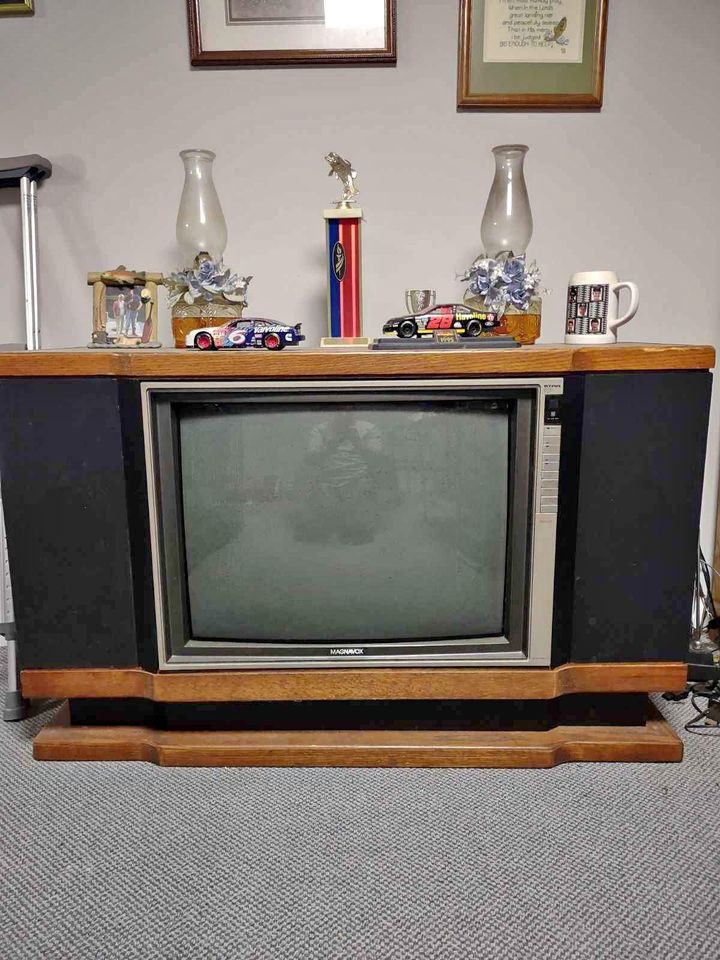 Vintage Magnavox 27" CRT TV (RJ7600 AK02) from October '88