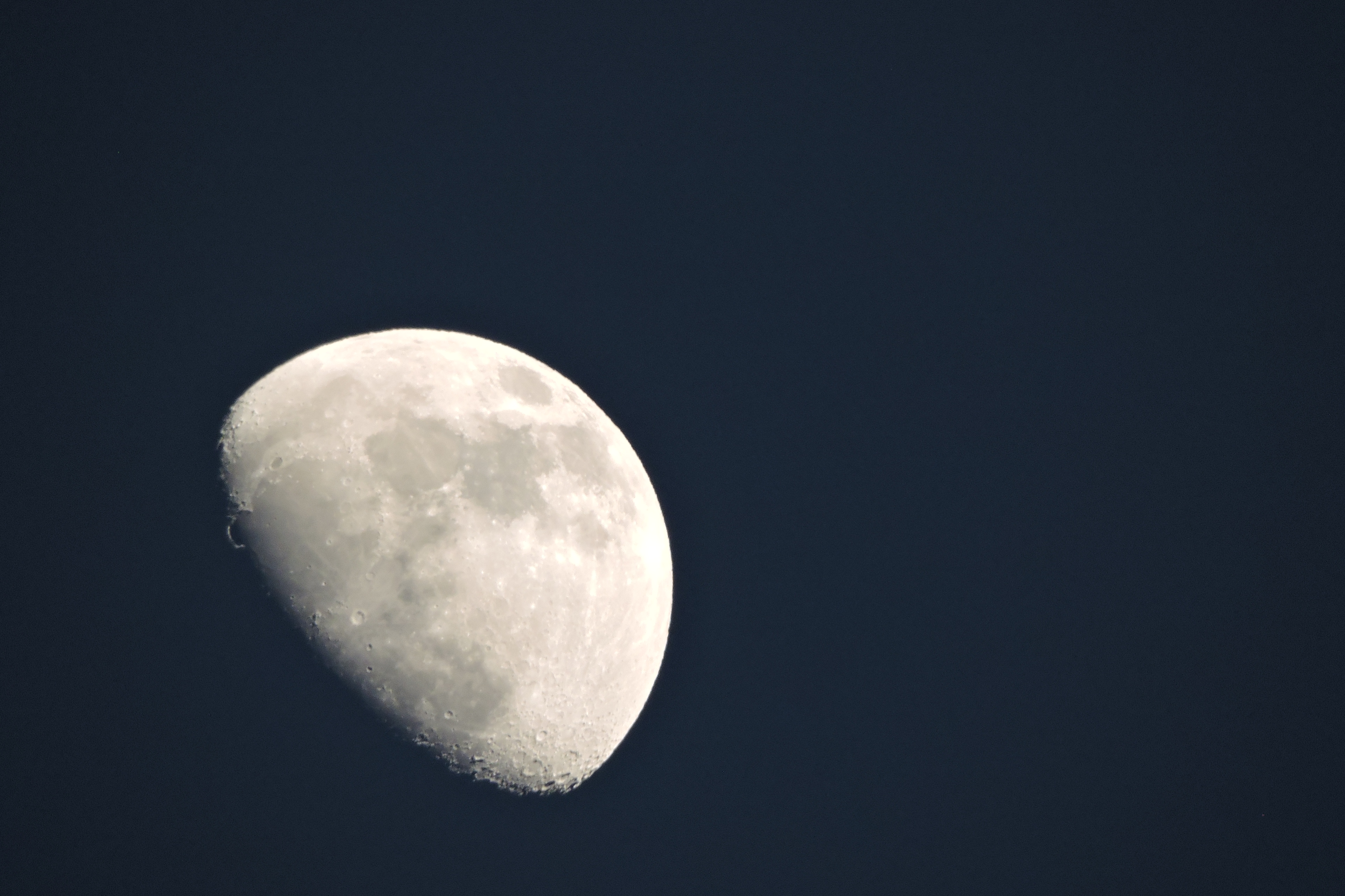 Stunning Moonshot Captured with a Sony P600