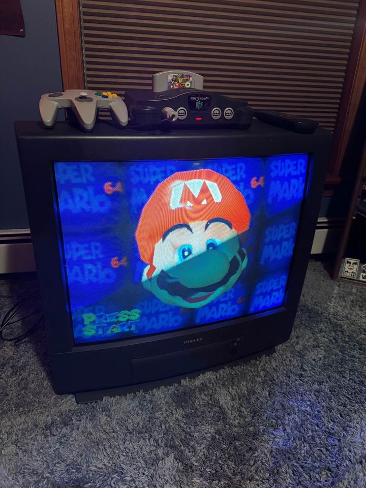 Throwback to January '95: The classic Toshiba 27" CRT TV (Model CV27G48).