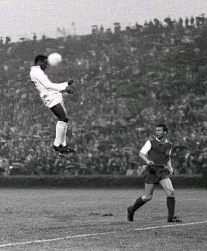 Pele's Incredible 48-Inch Vertical Leap: On Par with Michael Jordan