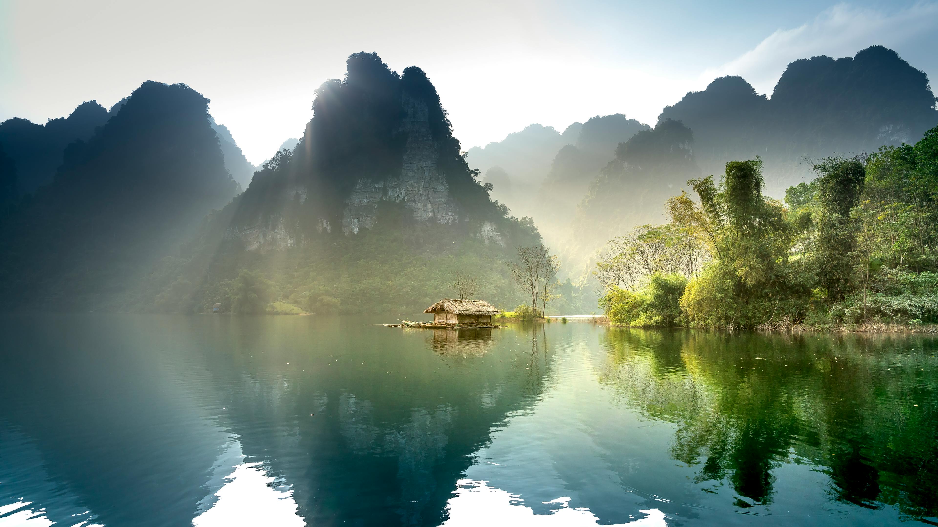 A Serene Vietnamese Mountain Sunrise: Nature's Breathtaking Beauty