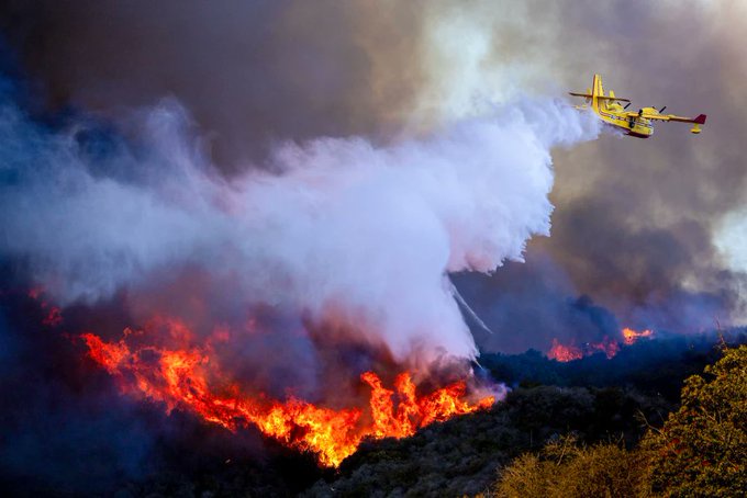 A Stunning Moment Captured: Super Scooper Aircraft in Action