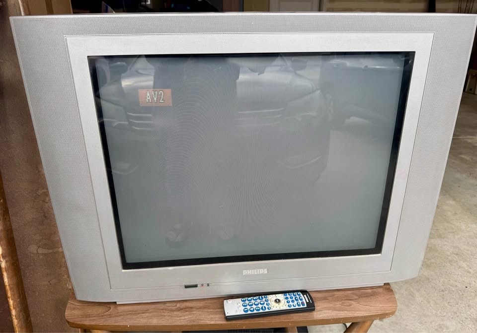 Throwback to Philips 27" CRT TV (27RF50 S125) from September '01