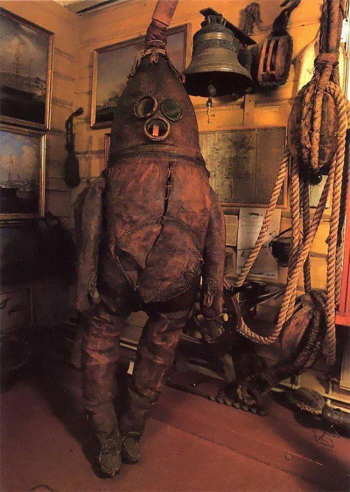 The Oldest Diving Suit from the 18th Century: A Silent Underwater World