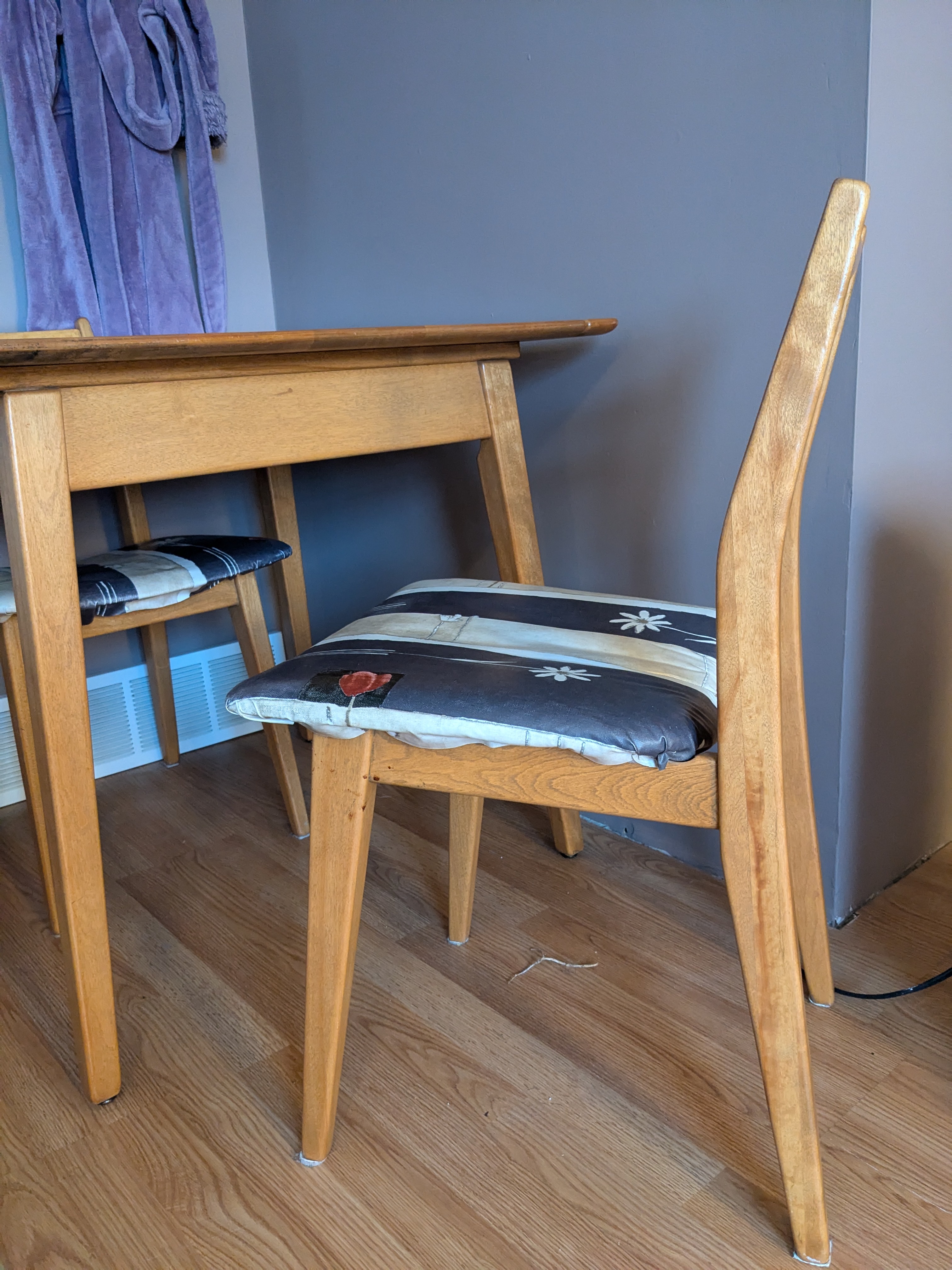 Is This a Jan Kuypers Table? Seeking Similar Styles with Leaf Mechanisms