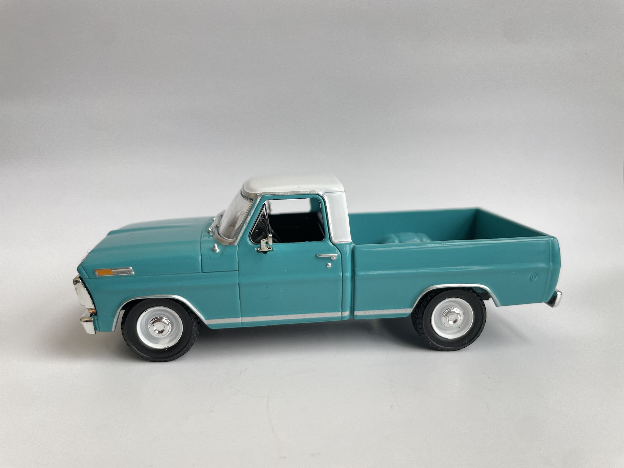 Iconic Ford F100 1972: A Collector's Gem in 1/43 Scale