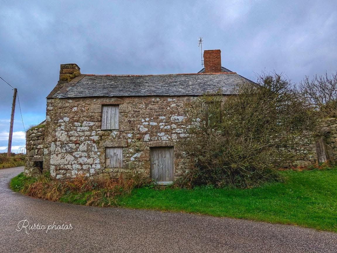 Charming Old Farmhouse: A Glimpse into the Past