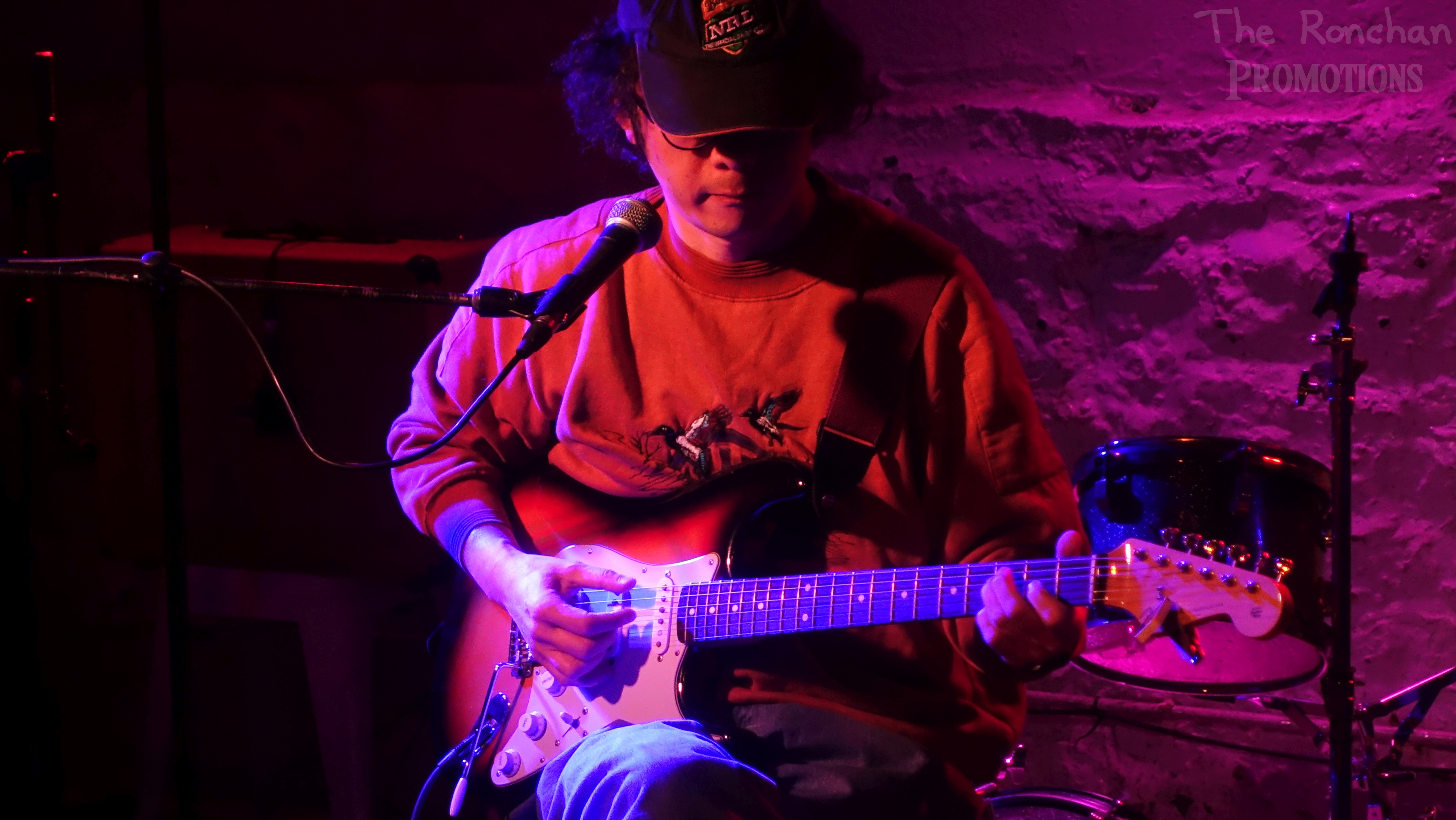 Catch a Glimpse of Singer-Songwriter SiMoN at Silvana - Video Clip Inside!