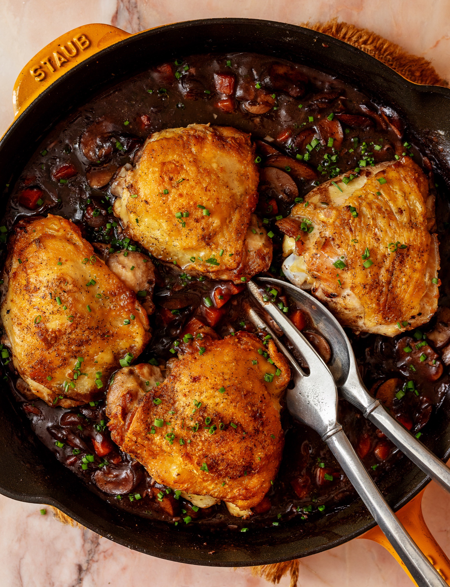 Delicious chicken in red wine sauce: Try this recipe!