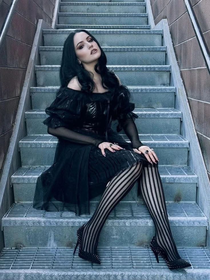 Absolutely adore her outfit!