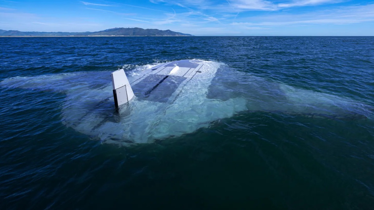 Introducing the Northrop Grumman Manta Ray: the cutting-edge underwater drone.