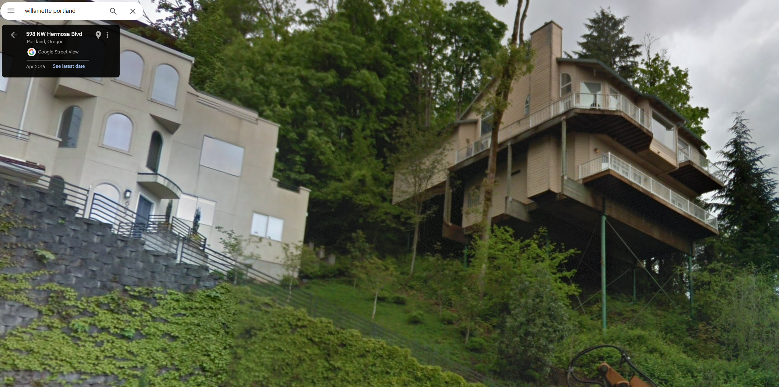 A Wild House with an All-Cantilevered Patio