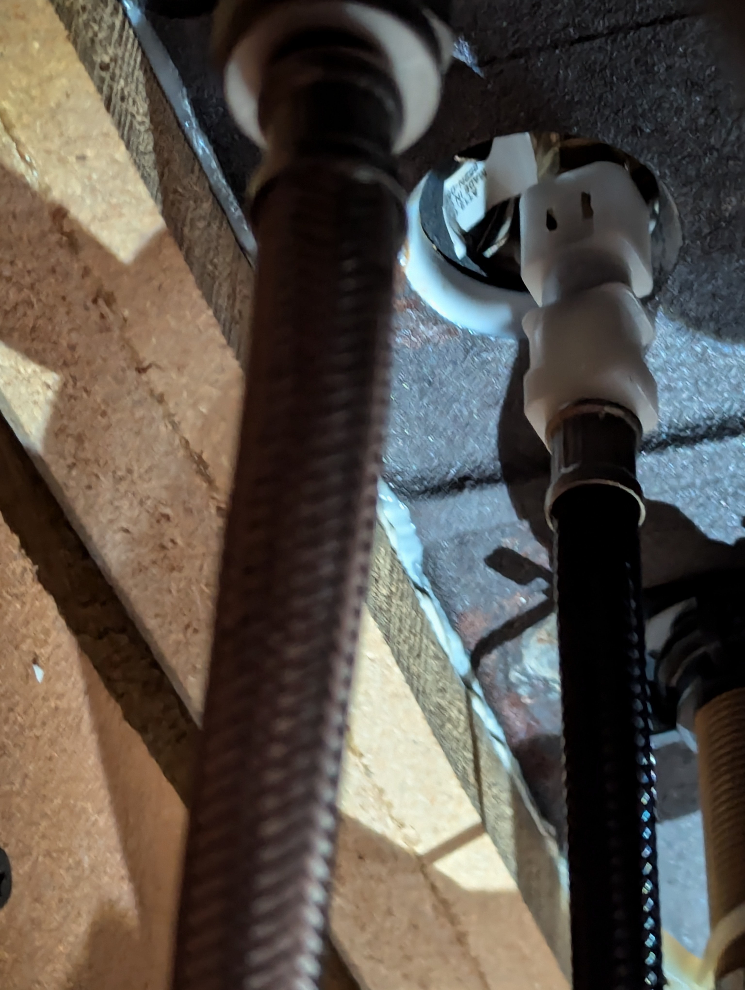 Can anyone help me identify this connector and how to detach it?