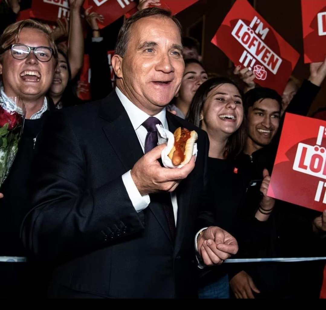 Swedish politicians enjoying their varmkorv med bröd!