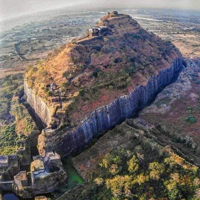 Picture a fortress hewn from solid rock, with cliffs soaring 50 meters high. That's the awe-inspiring Daulatabad Fort in India, built by the Yadava dynasty in the 12th century, designed to be utterly impregnable.