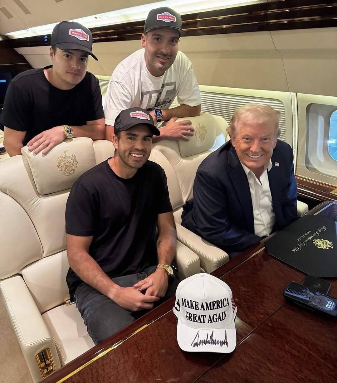 Trump’s Wallpaper Features a Portrait of Himself