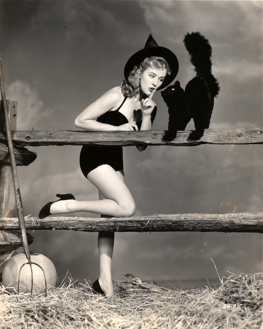 Vintage Halloween pin-up from the fabulous 1950s