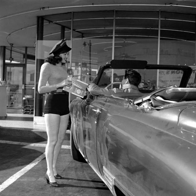 A Glimpse into the 1950s: Carhop Service at a Classic Drive-In Restaurant