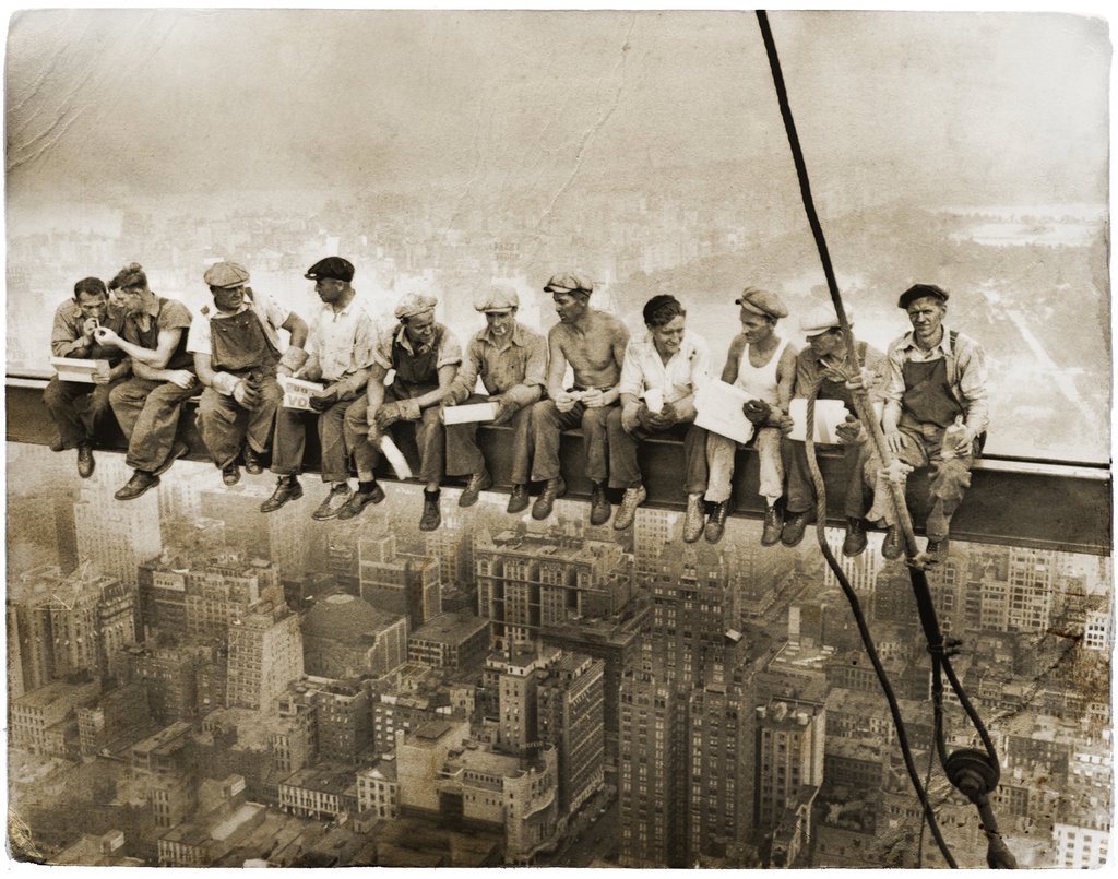 The Iconic Lunch Atop a Skyscraper: Unveiling the Story Behind the Daring 1932 Photo