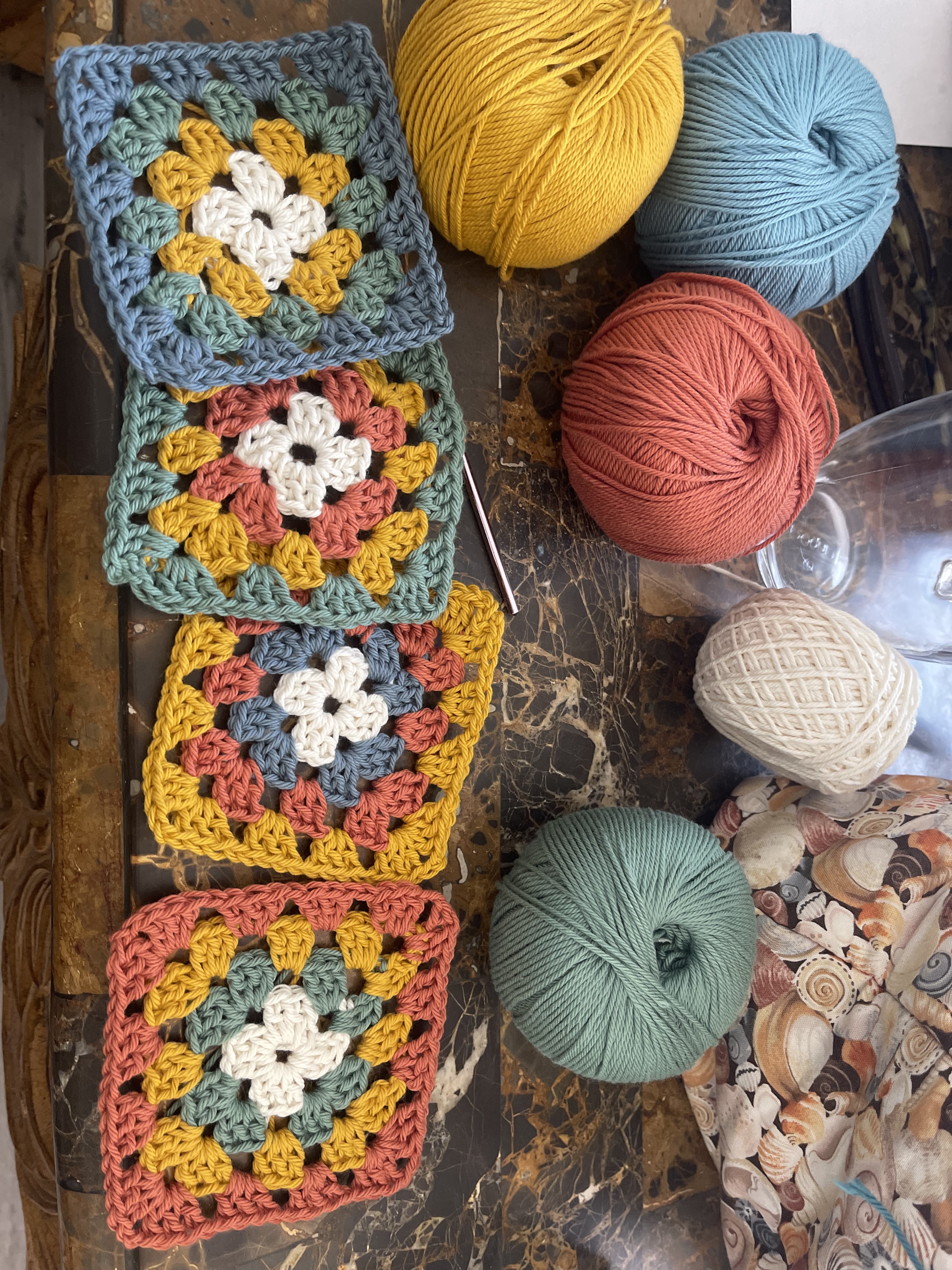 Exploring the art of crochet and all its creative possibilities.