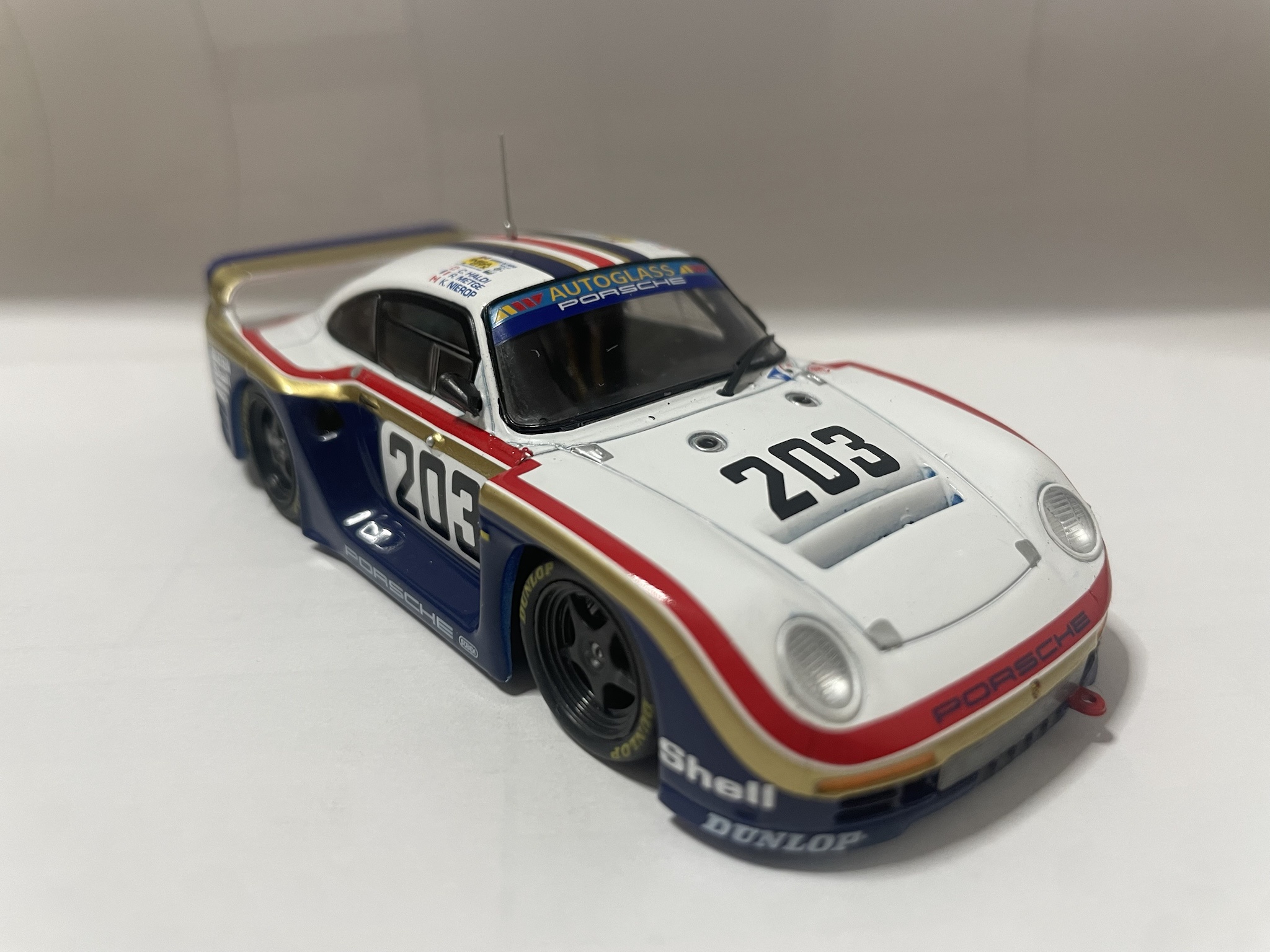 The Sleek Elegance of the Porsche 961 Ixo 1/43