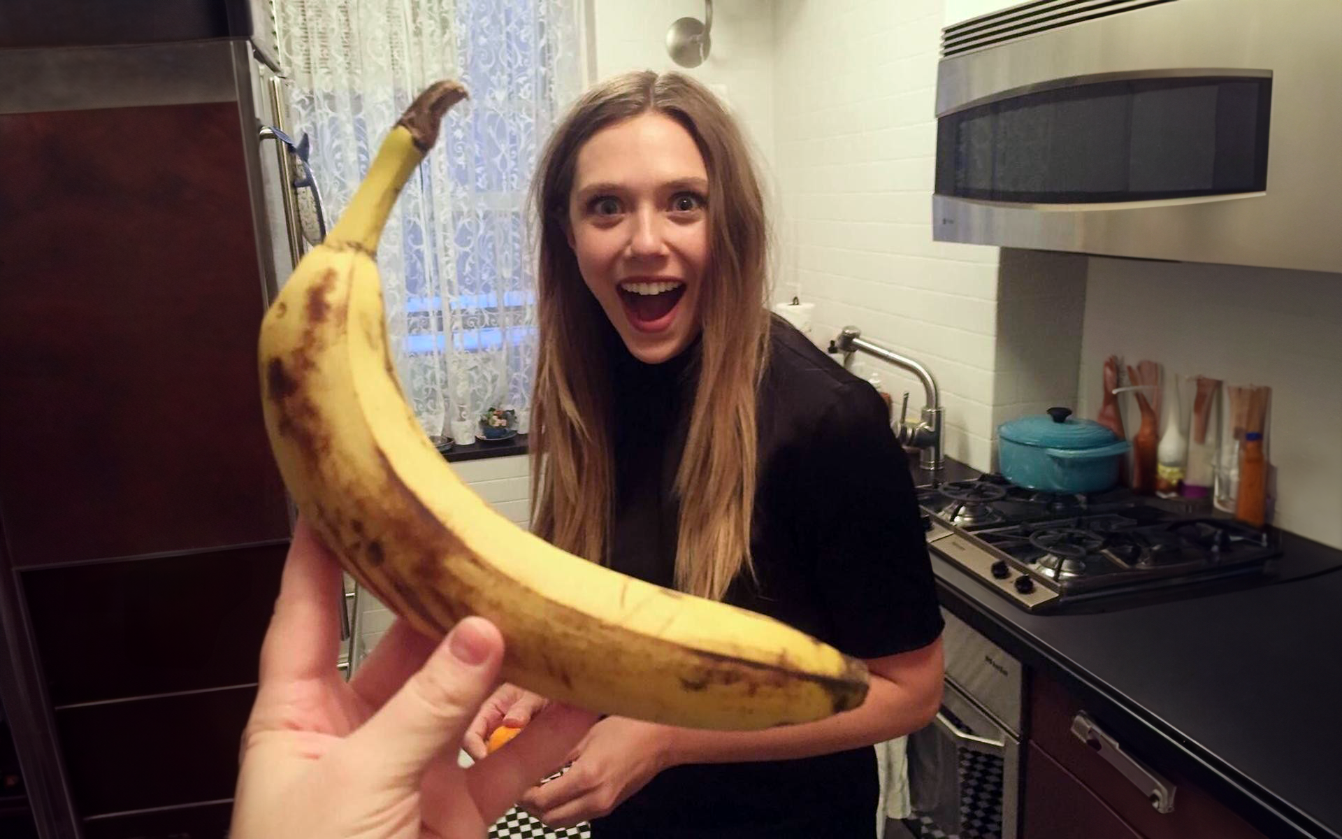 Elizabeth Olsen holding a banana: the ultimate scale reference!