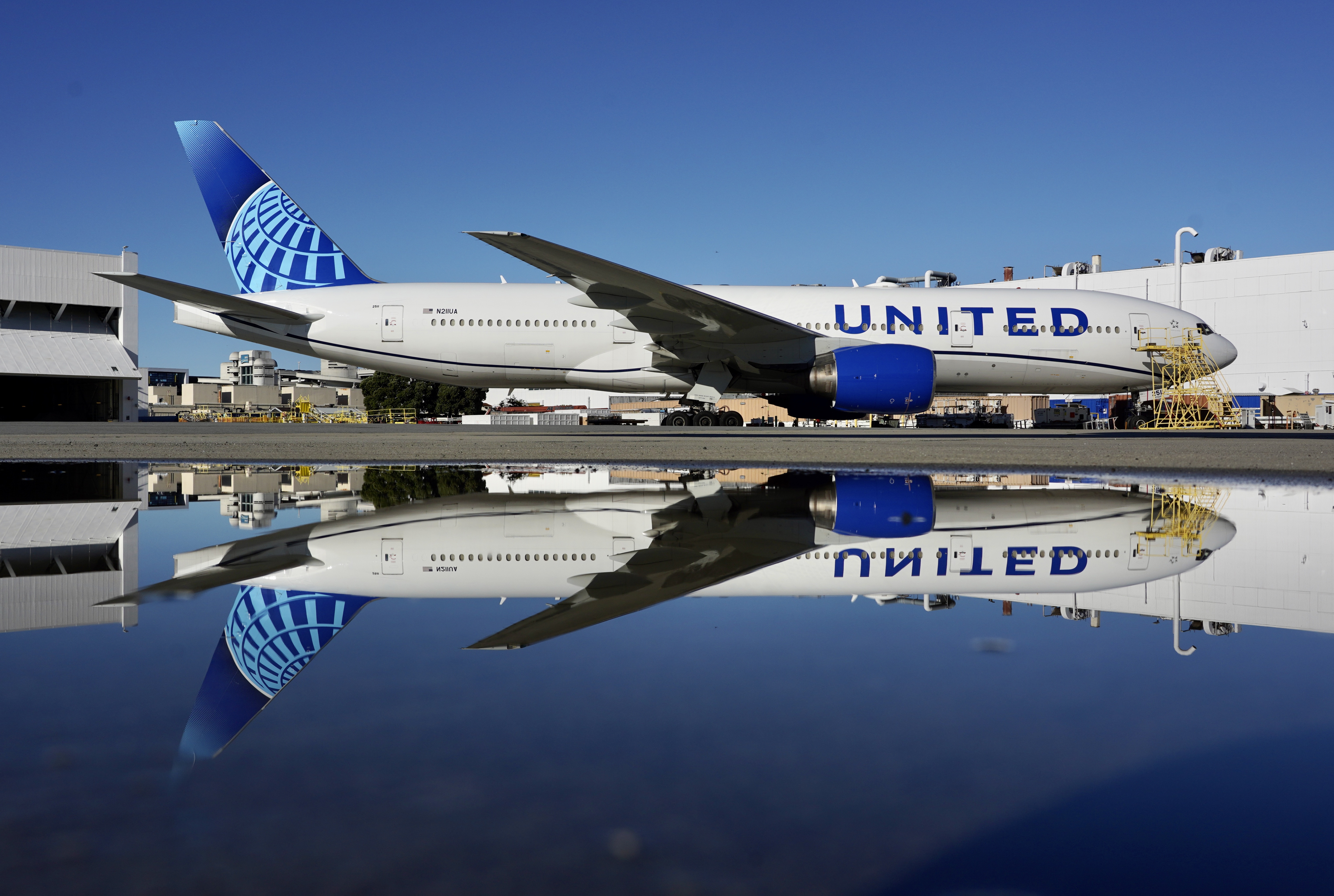 United Airlines' 2000 Boeing 777: A Closer Look at N211UA at SFO 2024
