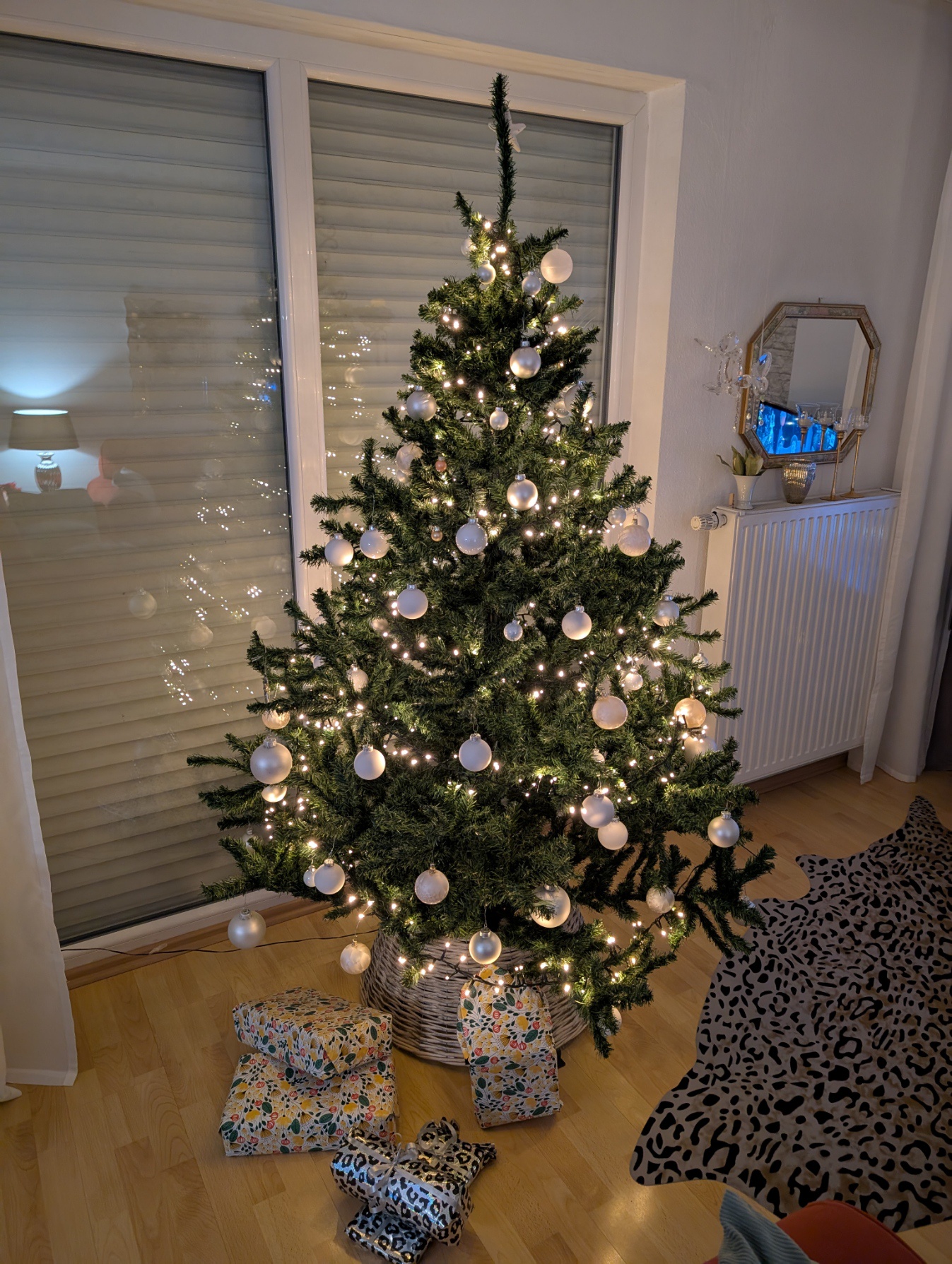 Show me your beautiful Christmas tree, please!