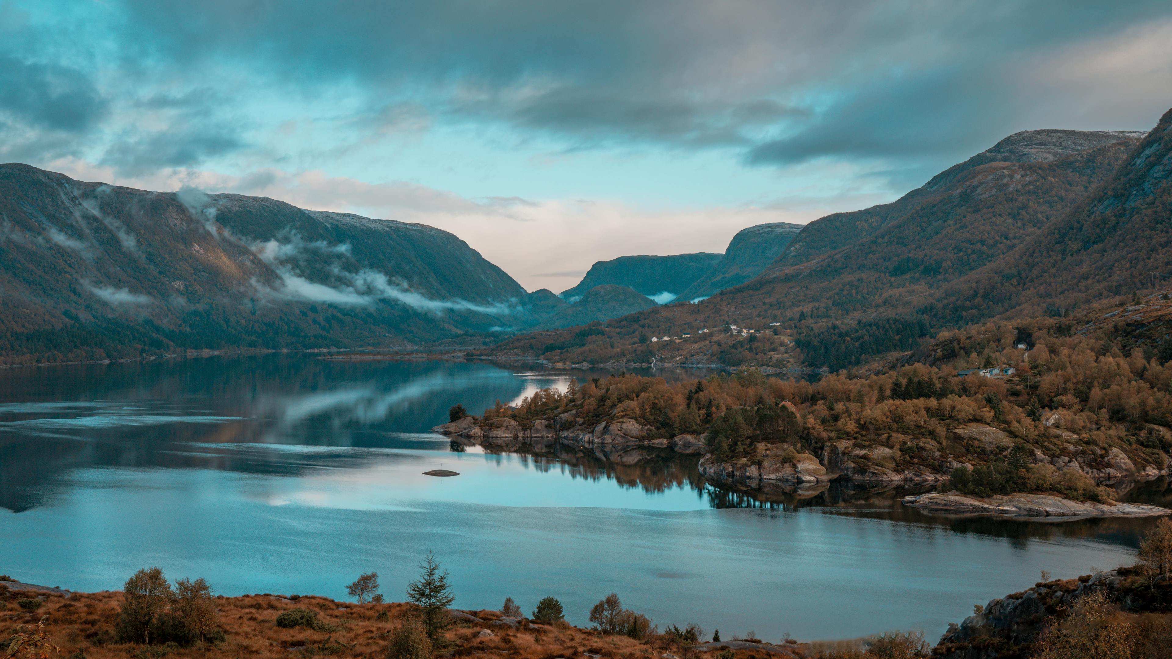 The Breathtaking Beauty of Norway's Mountain Lake