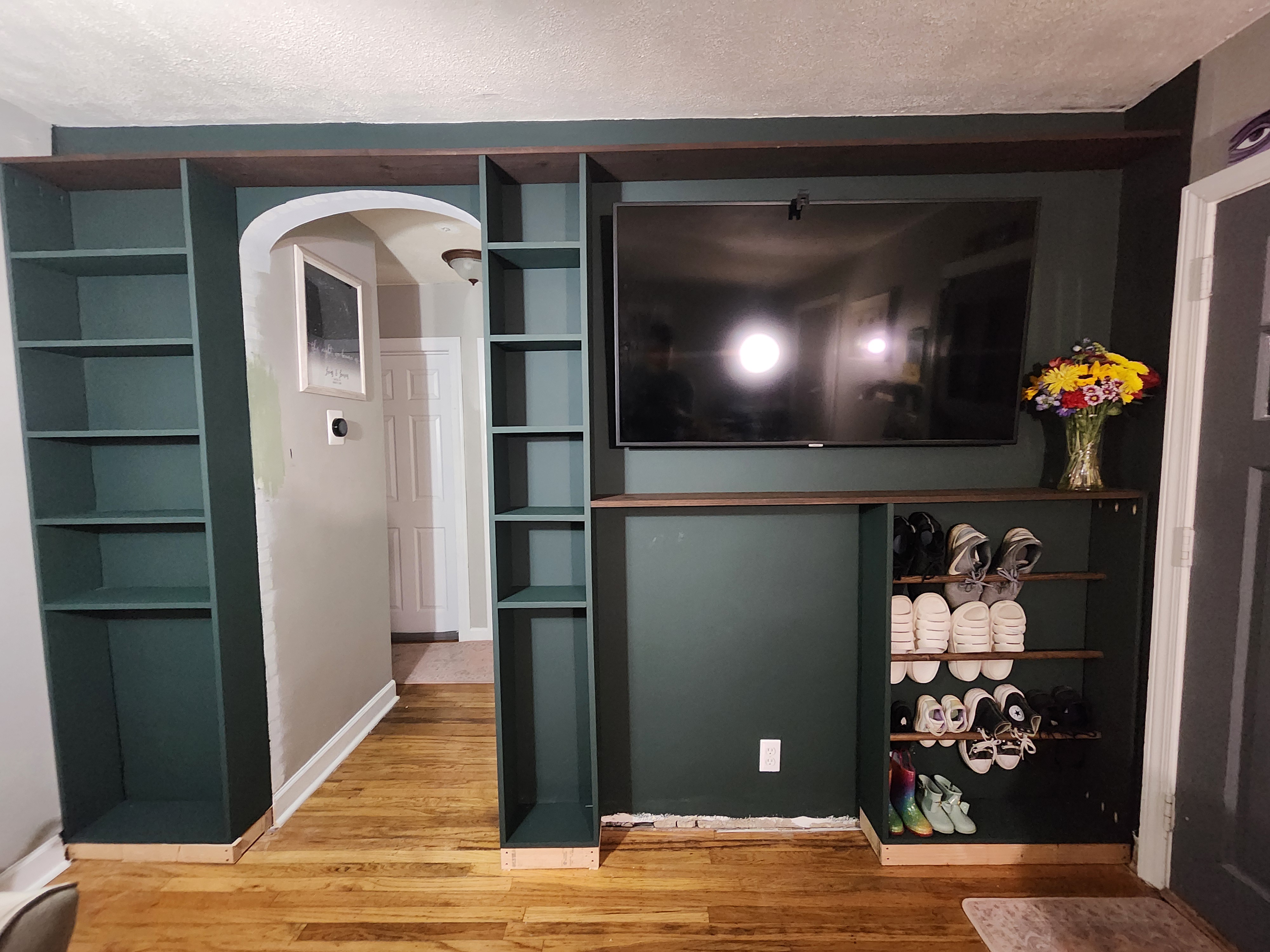 Stylish Built-In Bookshelf with a TV Cabinet